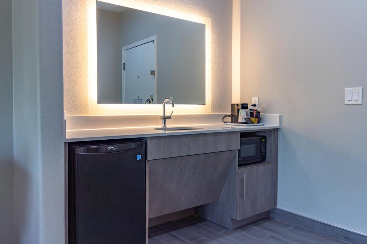King Room - Disability Access/Non-Smoking at Hampton Inn & Suites Denton