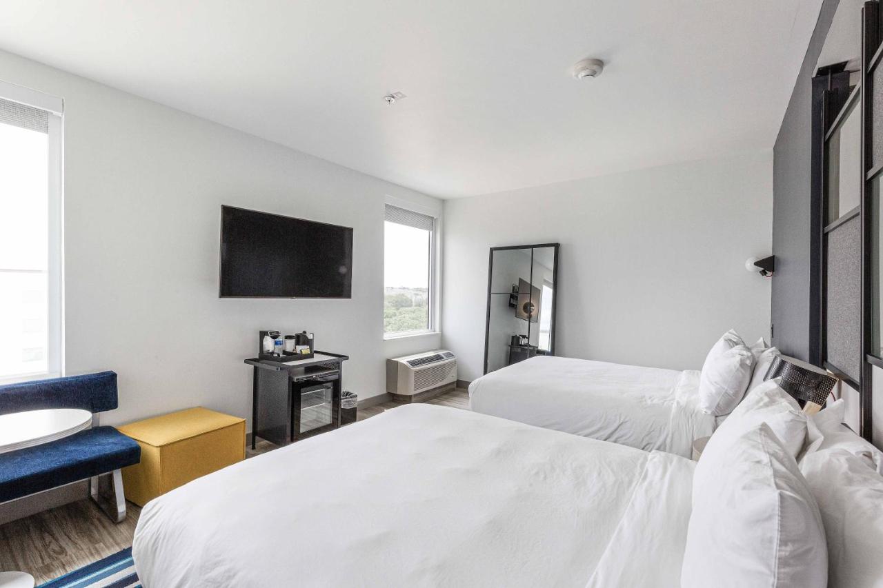 Guest room, 2 Queen at Aloft by Marriott Austin Round Rock