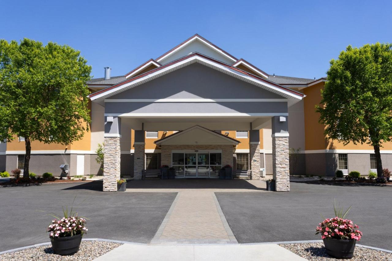 | Holiday Inn Express Hotel & Suites Brattleboro, an IHG Hotel