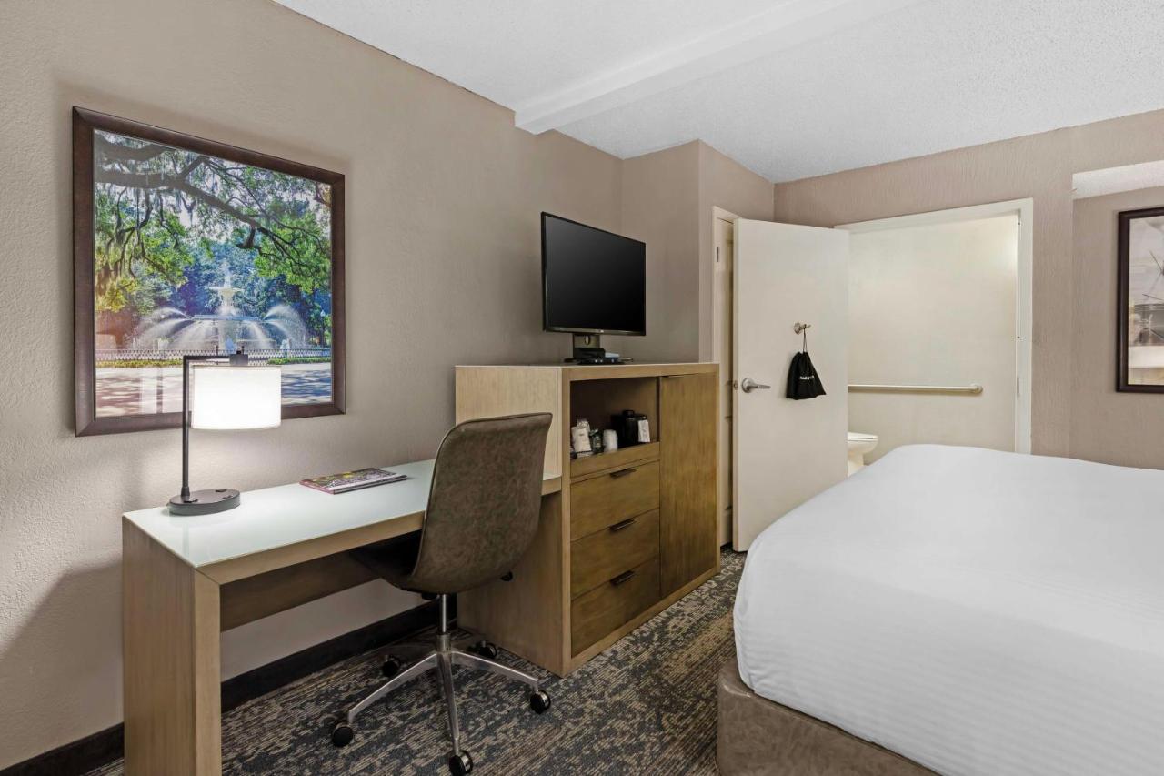 King Room with Roll in Shower - Mobility Accessible at Best Western Savannah Historic District