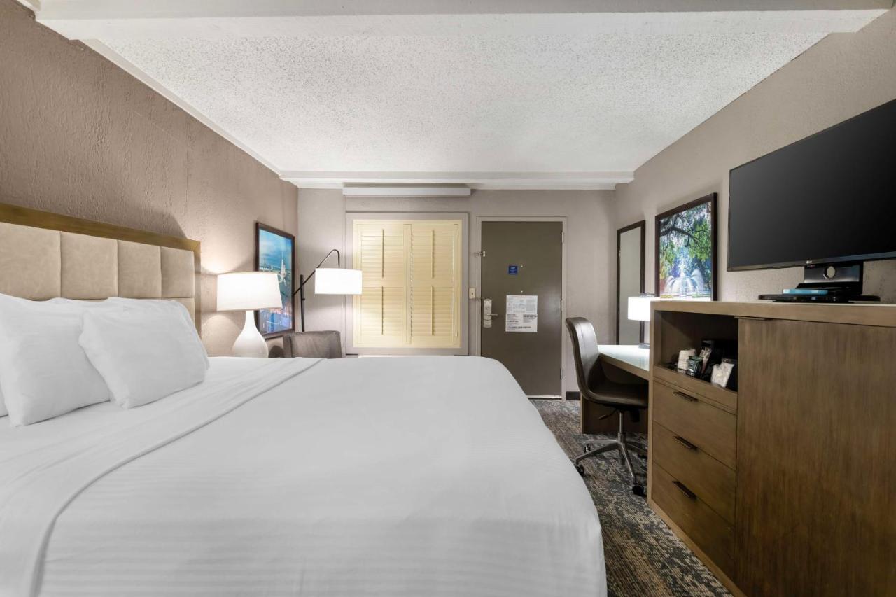 King Room with Roll in Shower - Mobility Accessible at Best Western Savannah Historic District
