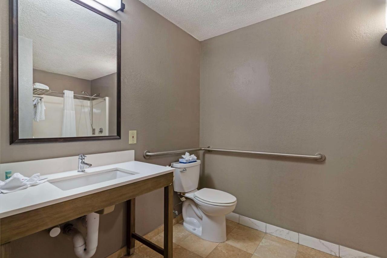King Room with Roll in Shower - Mobility Accessible at Best Western Savannah Historic District