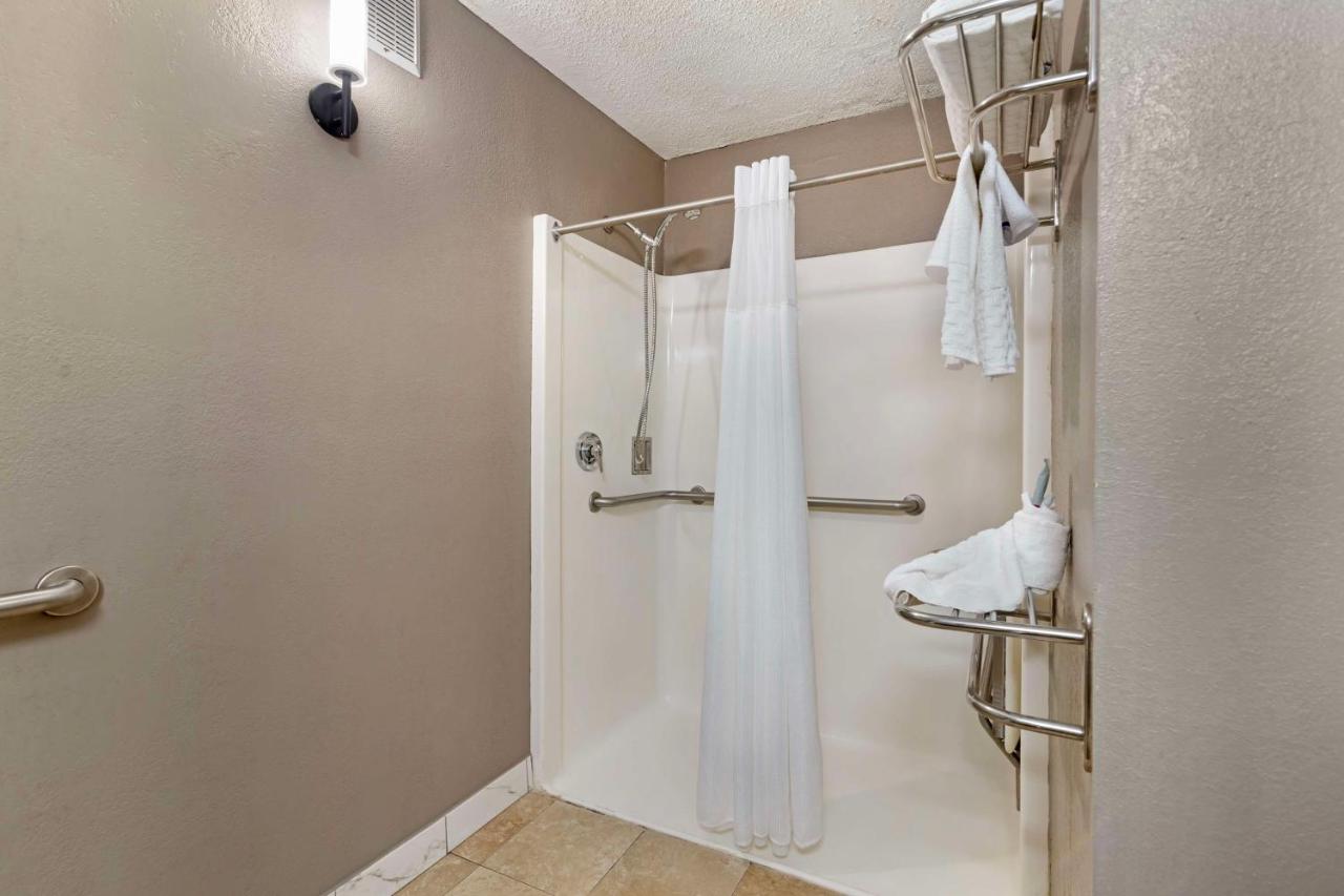 King Room with Roll in Shower - Mobility Accessible at Best Western Savannah Historic District