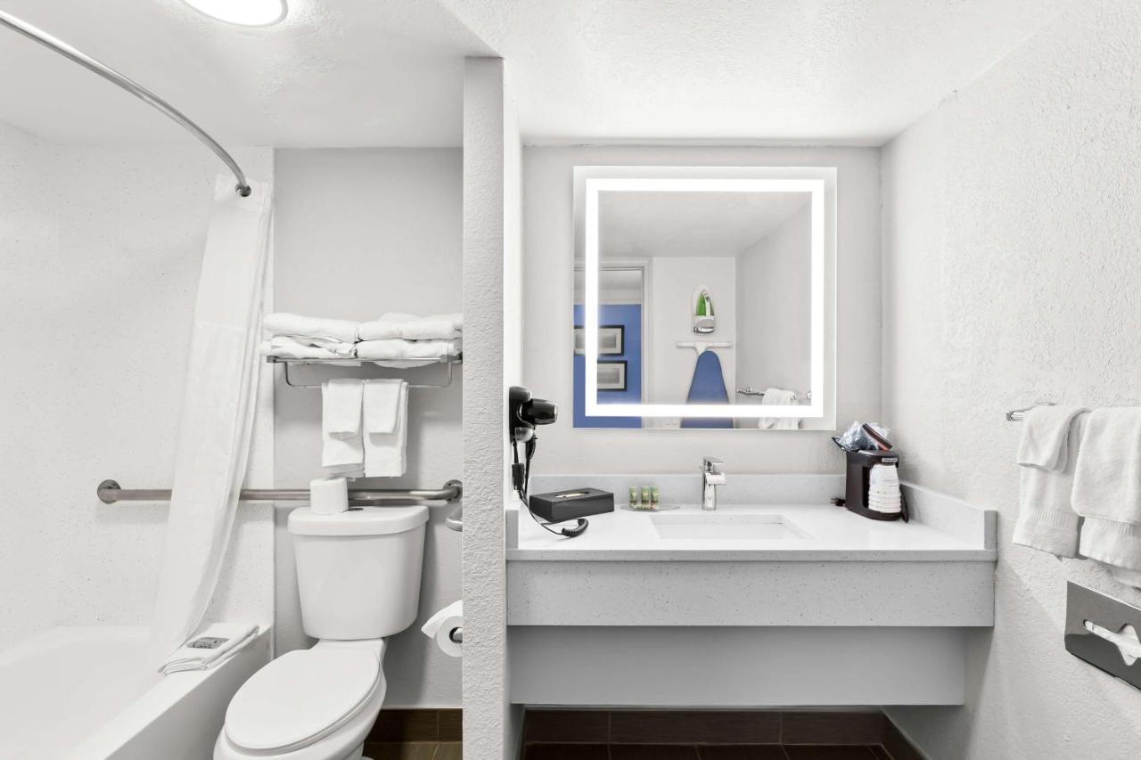 | Days Inn & Suites by Wyndham Schaumburg- Woodfield Mall
