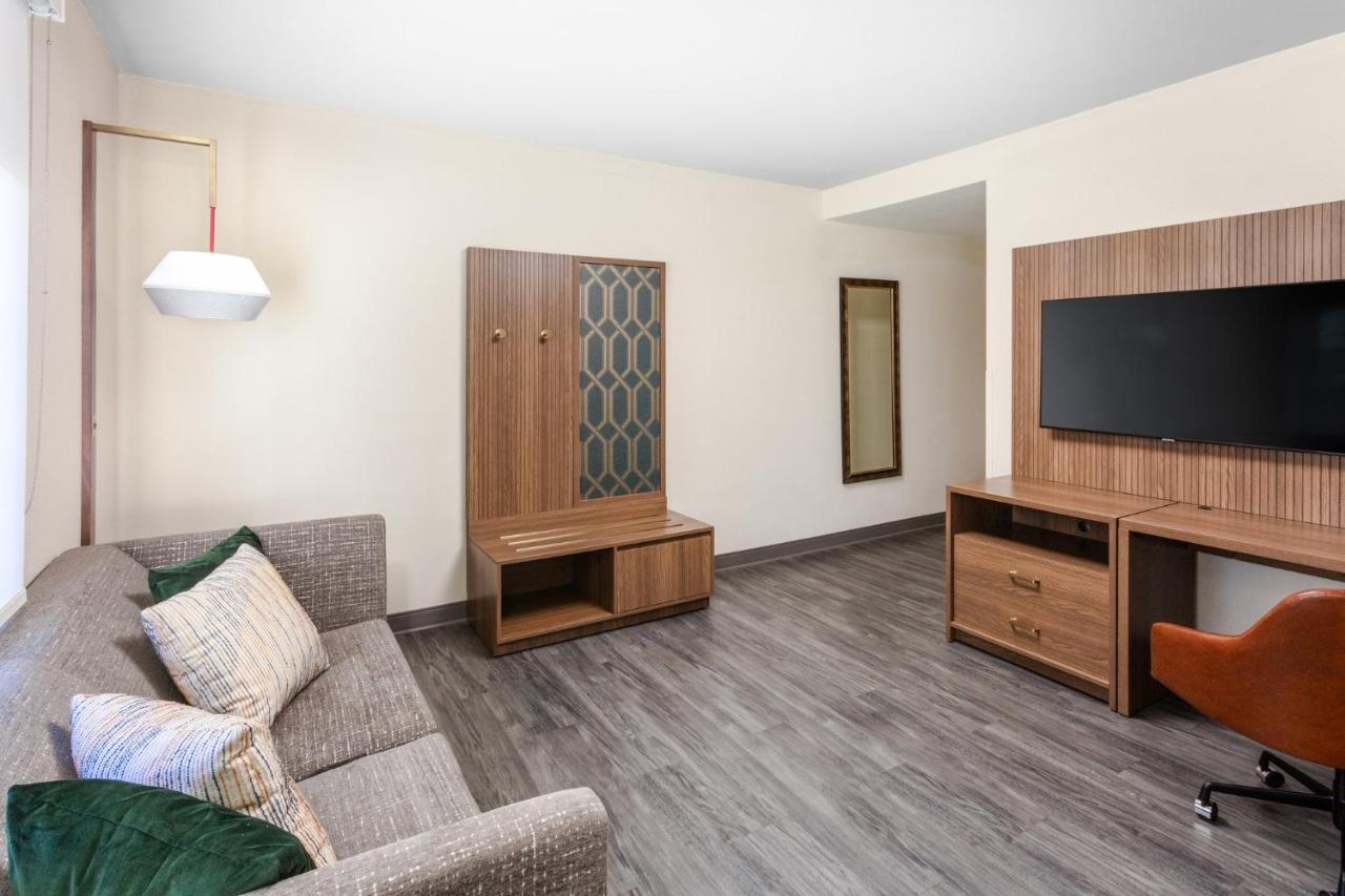 King Suite - Non-Smoking at Holiday Inn Hotel & Suites Springfield - I-44, an IHG Hotel
