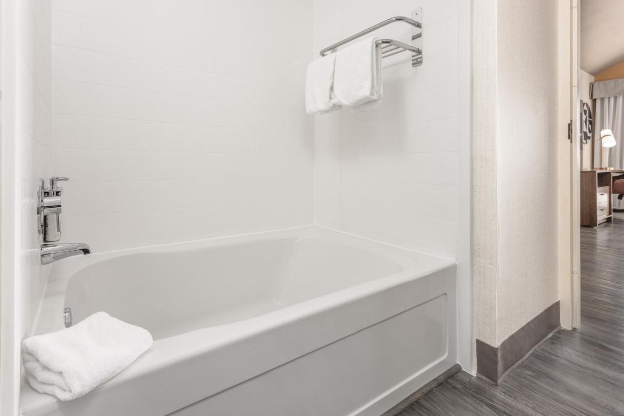  | Holiday Inn Hotel & Suites Springfield - I-44, an IHG Hotel