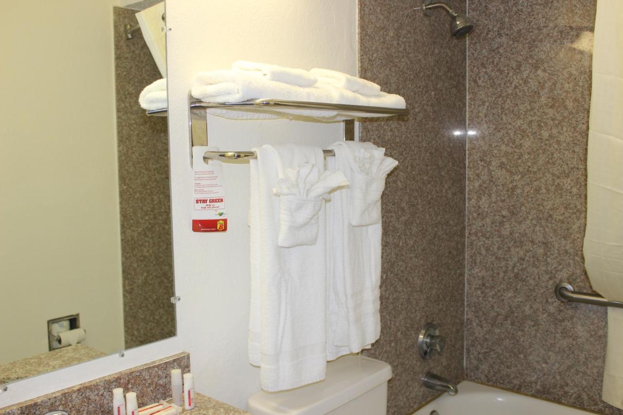 Queen Room - Mobility Access/Non-Smoking at Super 8 by Wyndham Tuscaloosa