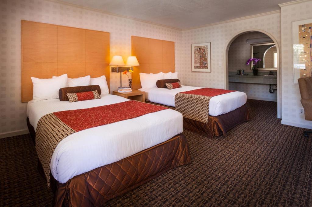 Double Queen Room at Menlo Park Inn