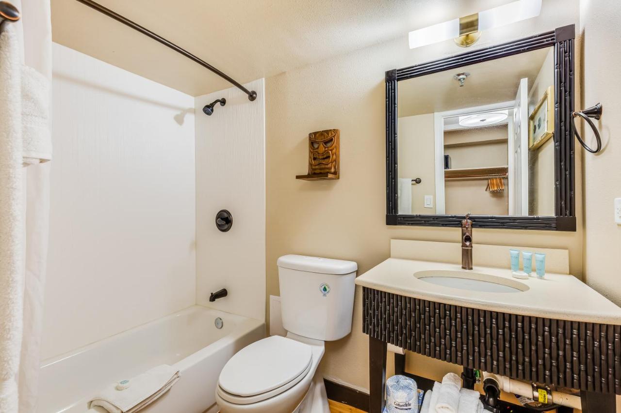 Studio Kitchenette at Castle Bamboo Waikīkī Hotel
