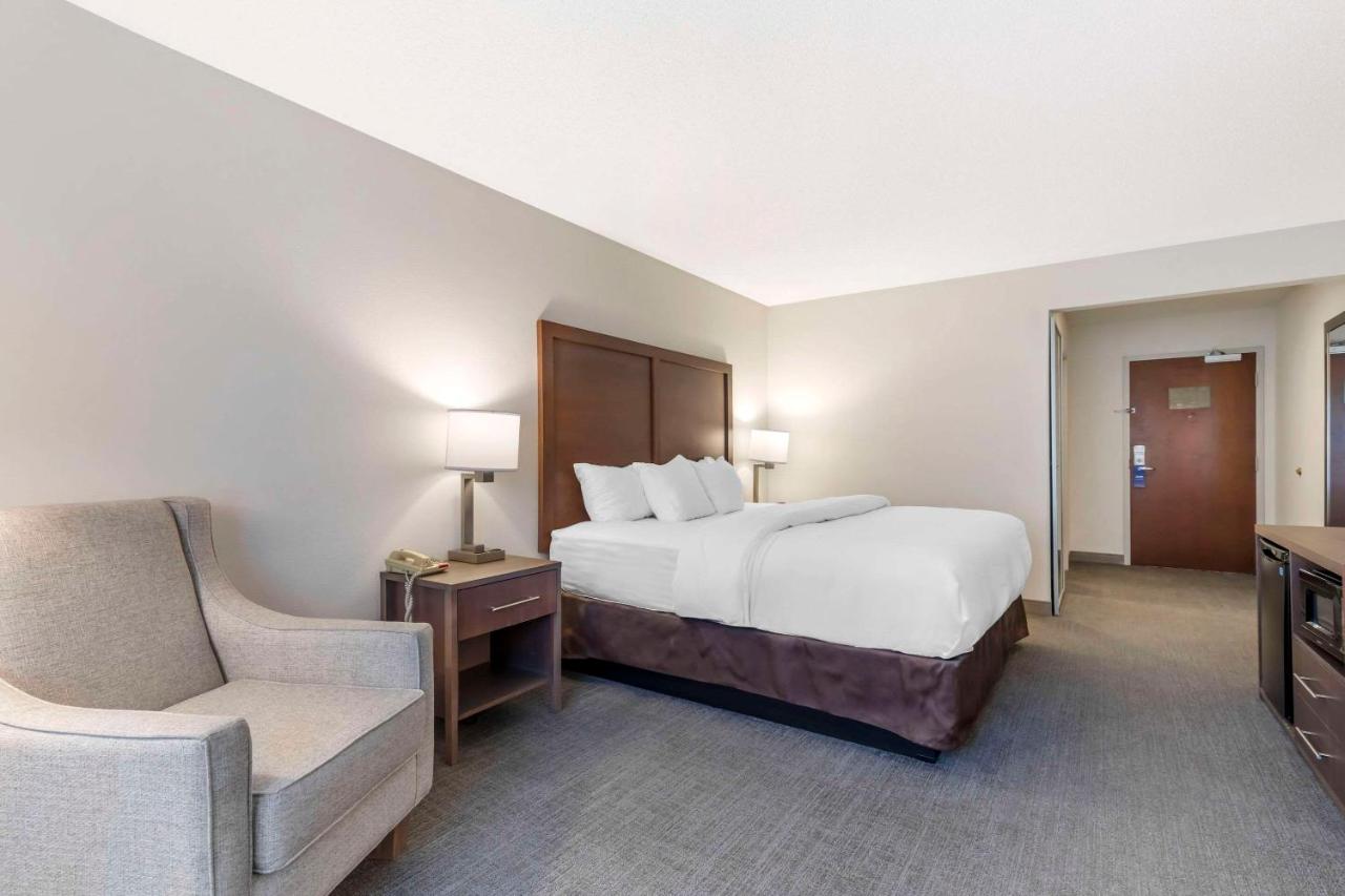 King Room with Tub - Accessible/Non Smoking at Comfort Inn & Suites Chestertown