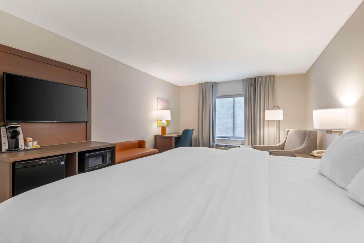 King Room with Tub - Accessible/Non Smoking at Comfort Inn & Suites Chestertown