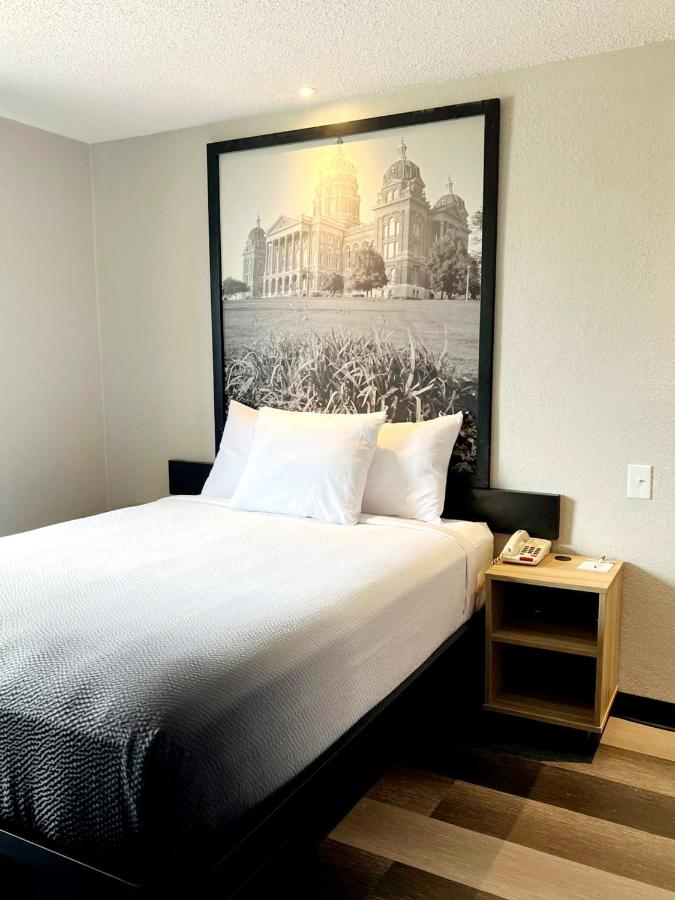 Queen Room - Mobility Access/Non-Smoking at Super 8 by Wyndham Cedar Rapids