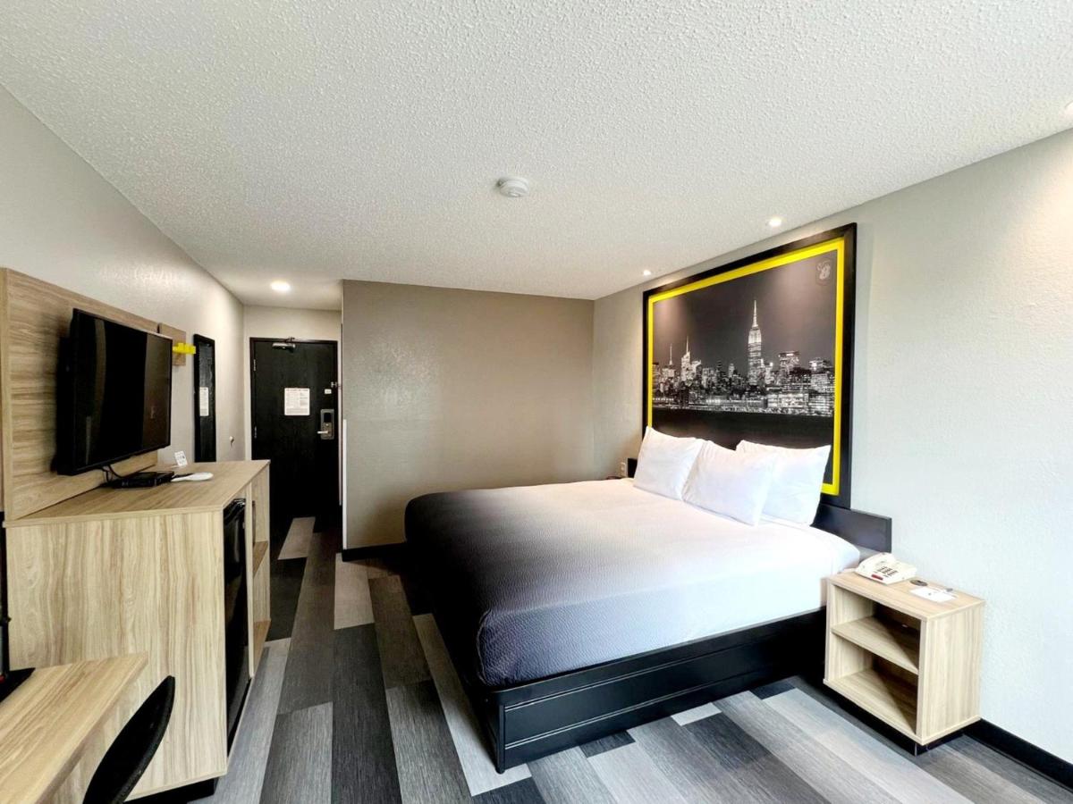 King Room - Non-Smoking at Super 8 by Wyndham Cedar Rapids