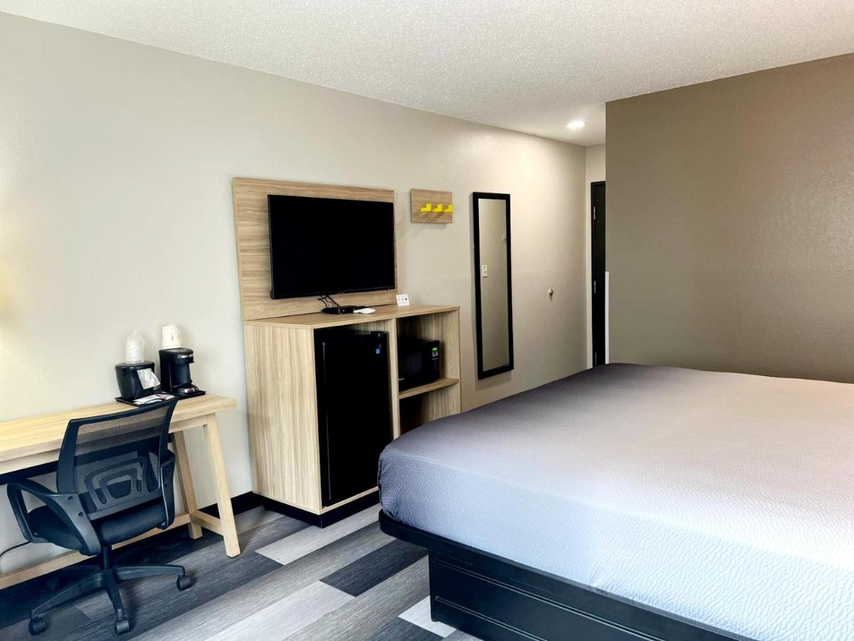 King Room - Non-Smoking at Super 8 by Wyndham Cedar Rapids