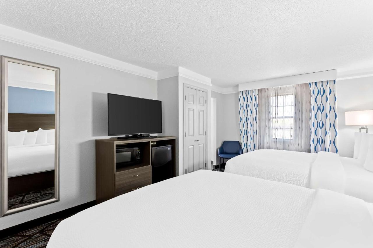 | Days Inn & Suites by Wyndham Schaumburg- Woodfield Mall