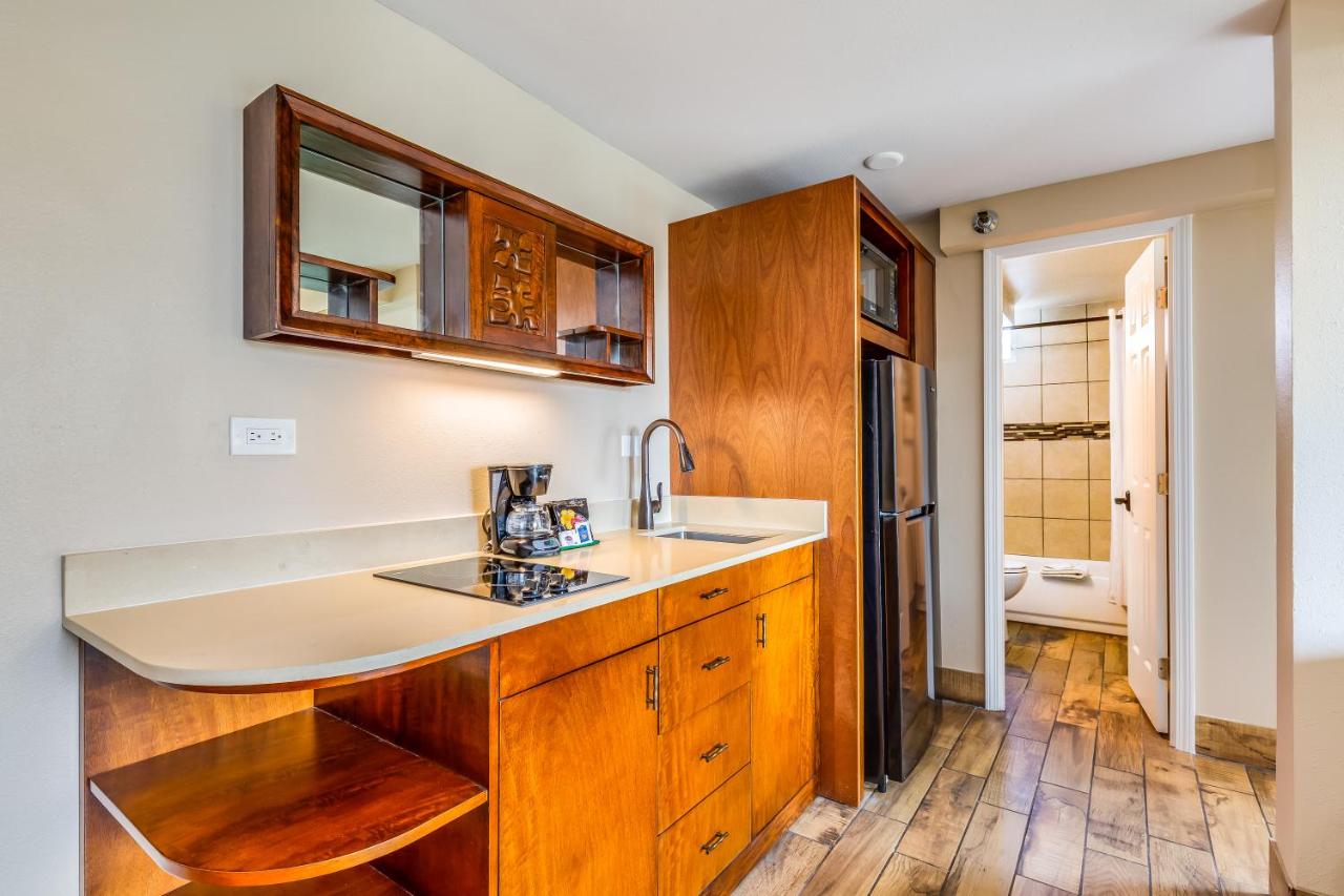 1 Bedroom Suite City View with Kitchenette at Castle Bamboo Waikīkī Hotel