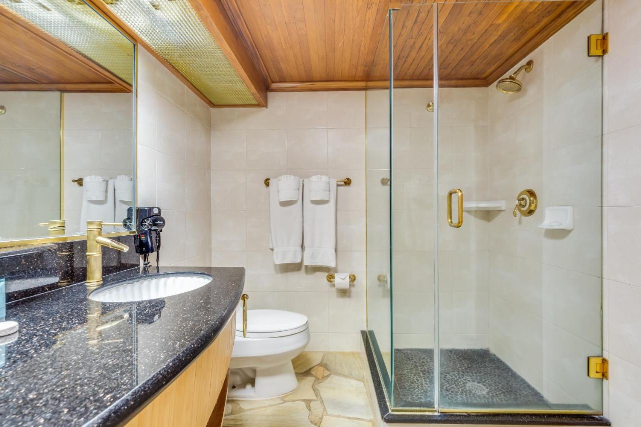 1 Bedroom Suite City/Mountain View with Kitchenette at Castle Bamboo Waikīkī Hotel