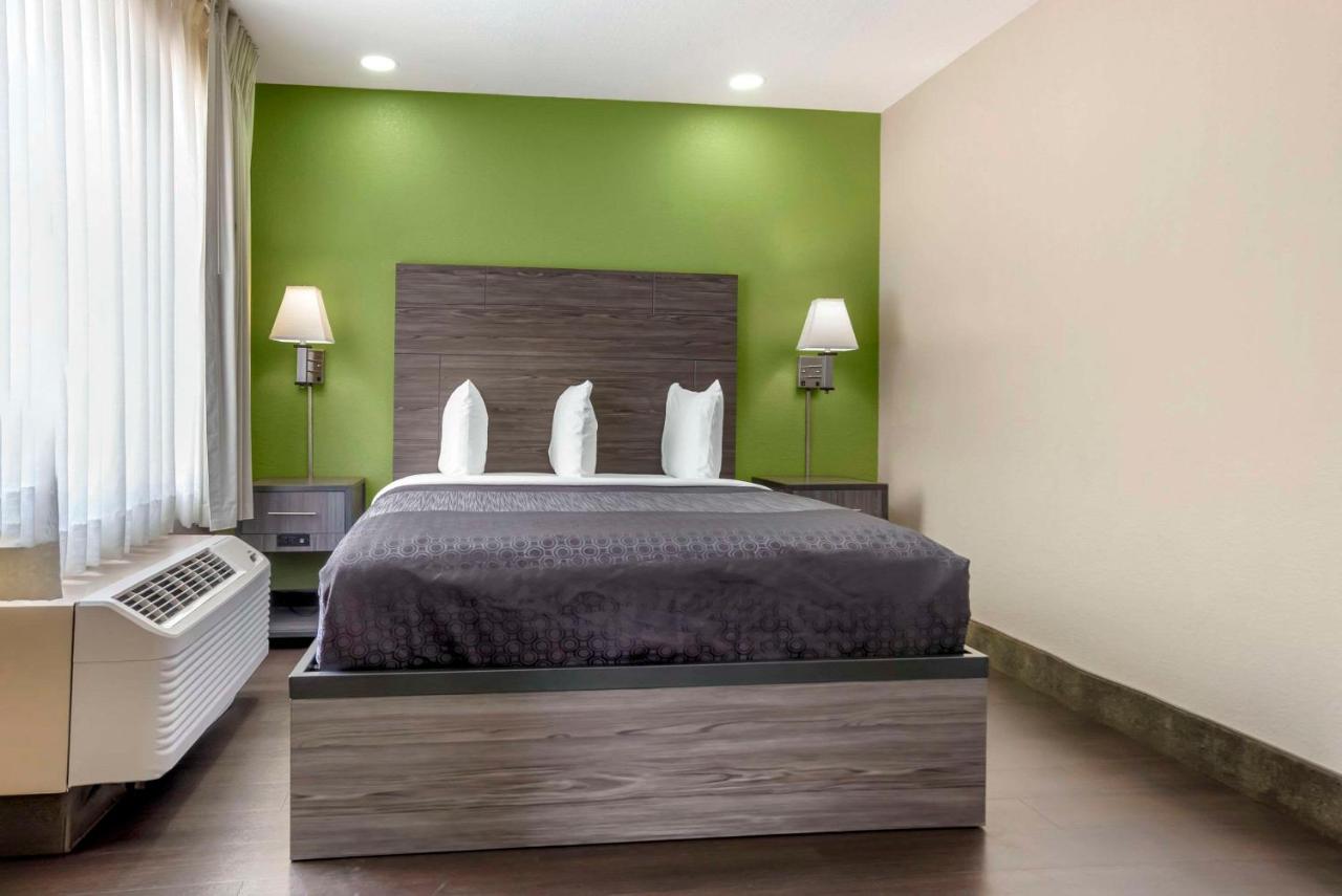 Executive Queen Room with Two Queen Beds - Non-Smoking at Rodeway Inn Tuscaloosa near University
