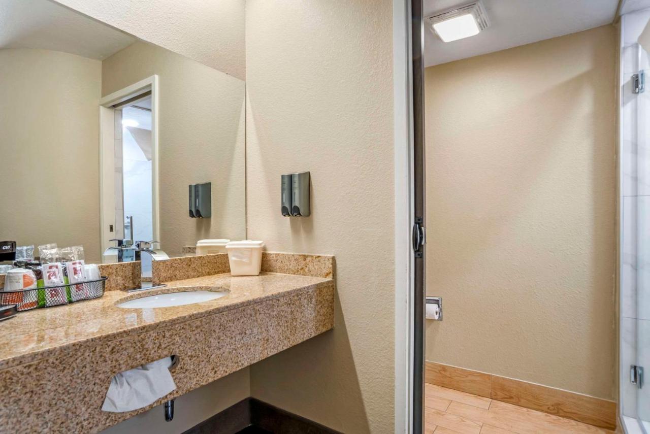 Executive Queen Room with Two Queen Beds - Non-Smoking at Rodeway Inn Tuscaloosa near University
