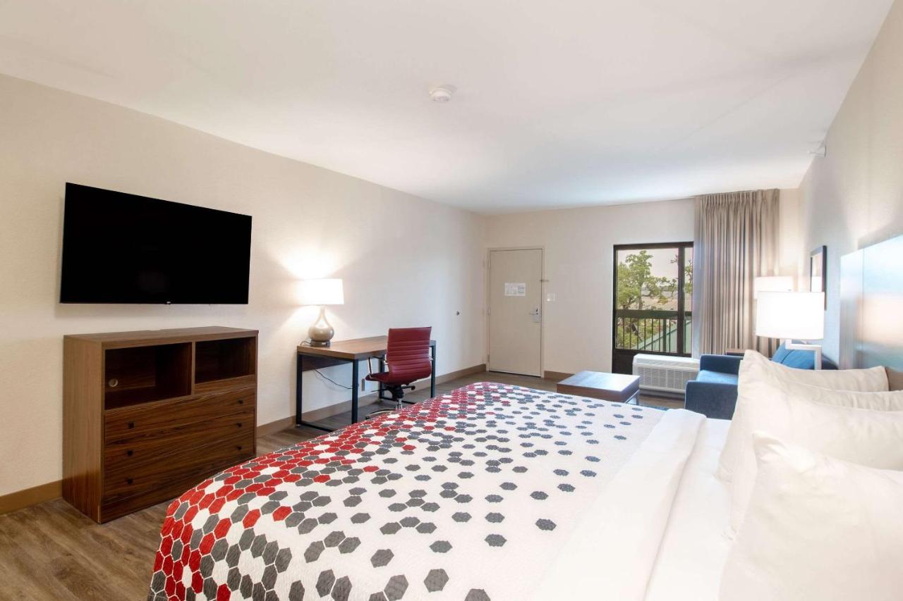 King Room - Smoking at Econo Lodge Inn & Suites Foley - North Gulf Shores