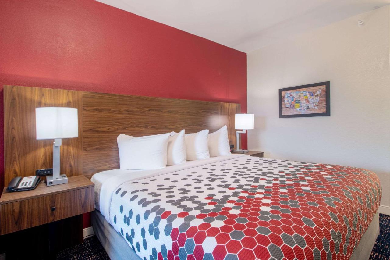 King Room - Smoking at Econo Lodge Inn & Suites Foley - North Gulf Shores