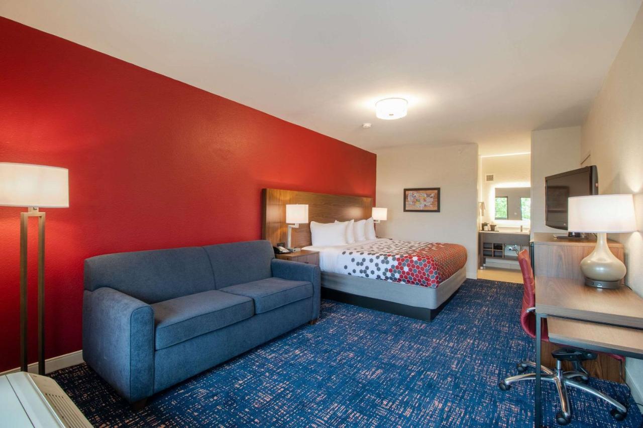 King Room - Smoking at Econo Lodge Inn & Suites Foley - North Gulf Shores