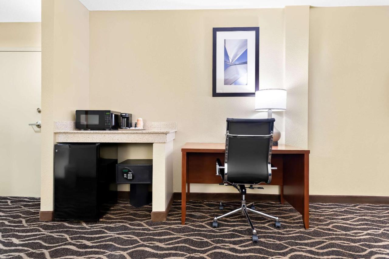 King Suite - Accessible/Non-Smoking/First Floor at Comfort Suites Tampa Airport North