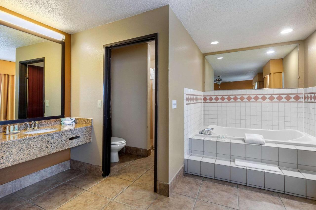 Executive King Suite - Non-Smoking at Quality Suites Addison - Dallas