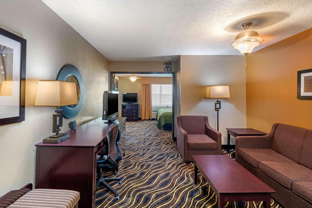 Executive King Suite - Non-Smoking at Quality Suites Addison - Dallas
