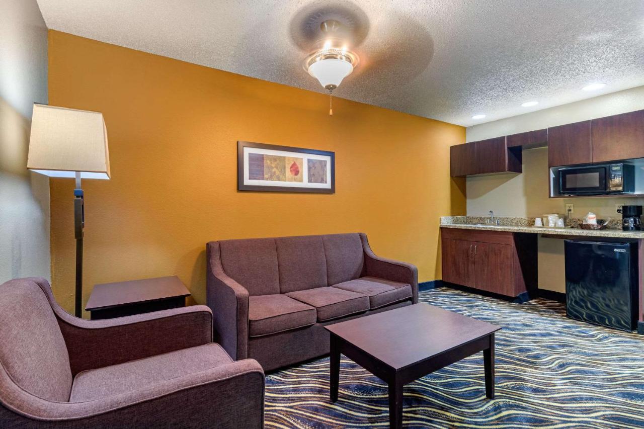 Executive King Suite - Non-Smoking at Quality Suites Addison - Dallas
