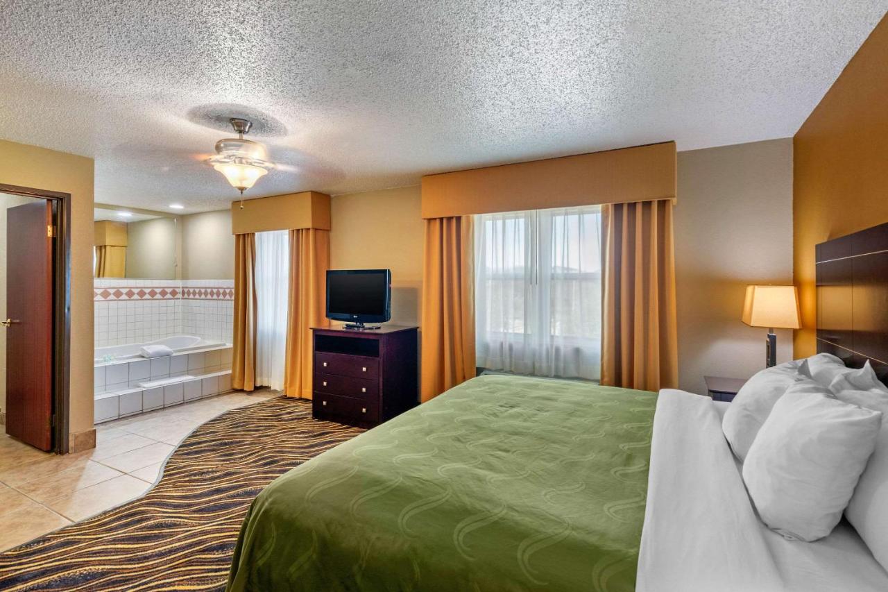 Executive King Suite - Non-Smoking at Quality Suites Addison - Dallas