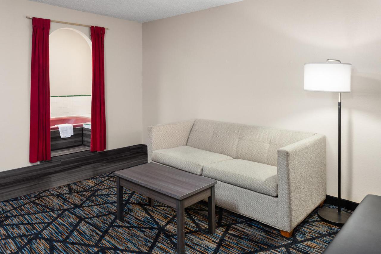 | Super 8 by Wyndham Mt. Vernon