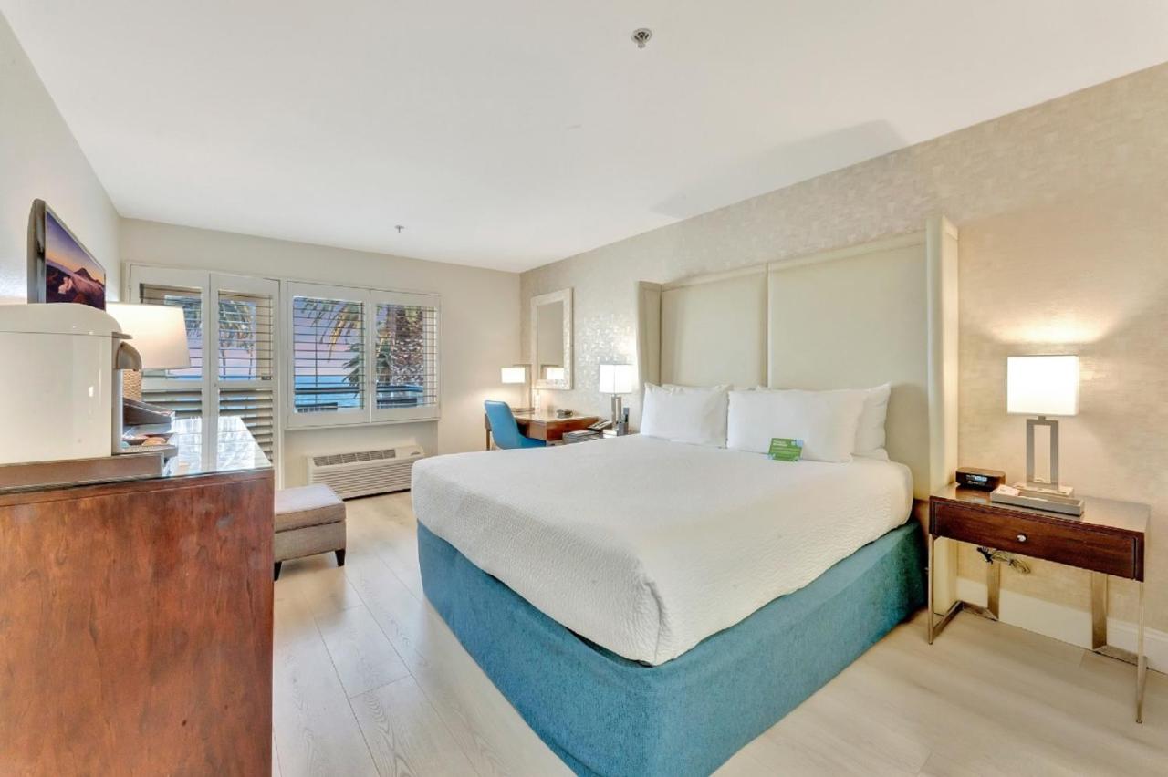 Deluxe King Room with Ocean View at Ocean View Hotel