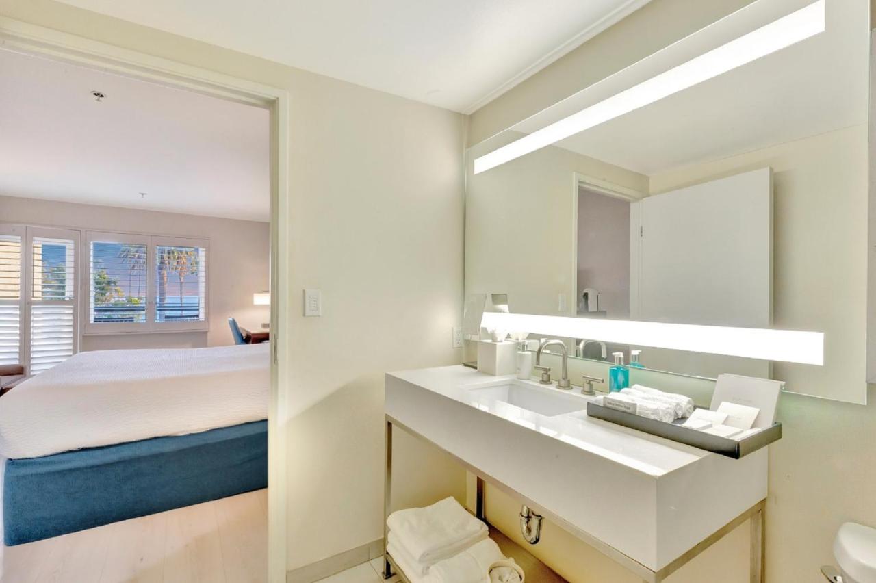 Deluxe King Room with Ocean View at Ocean View Hotel