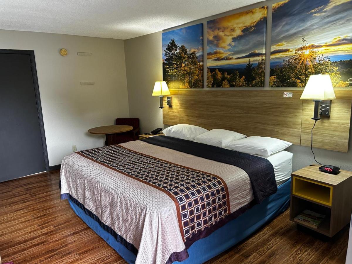 King Room - Mobility Access/Non-Smoking at Days Inn by Wyndham Dahlonega University Area
