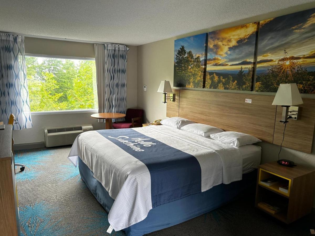 King Room - Non-Smoking at Days Inn by Wyndham Dahlonega University Area