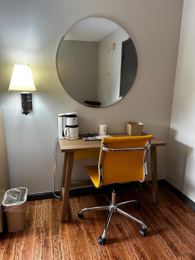 King Room - Mobility Access/Non-Smoking at Days Inn by Wyndham Dahlonega University Area