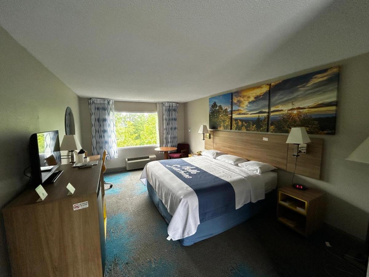 King Room - Non-Smoking at Days Inn by Wyndham Dahlonega University Area