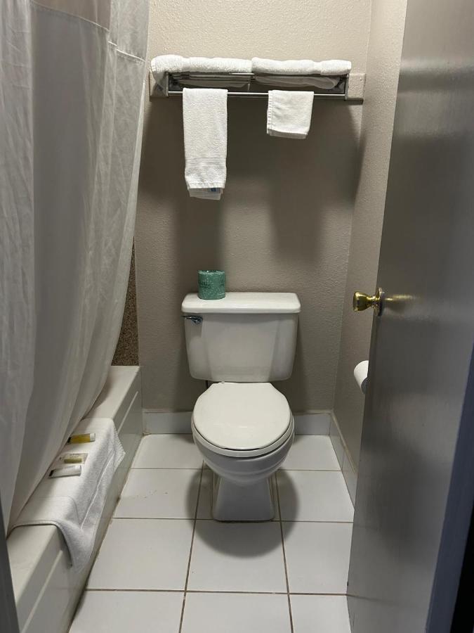King Room - Non-Smoking at Days Inn by Wyndham Dahlonega University Area