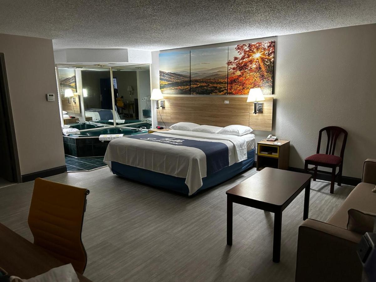 King Studio Suite - Non-Smoking at Days Inn by Wyndham Dahlonega University Area