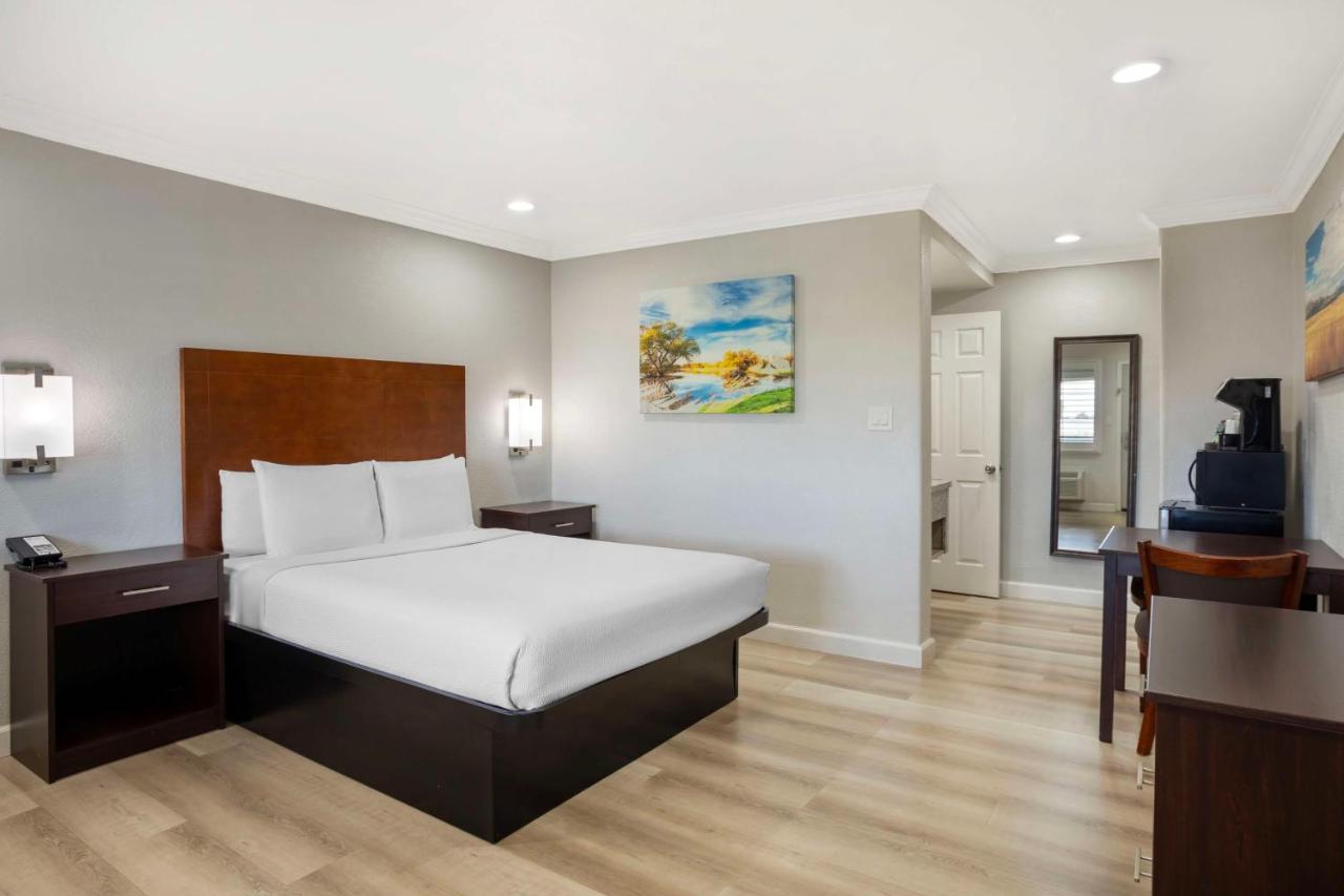 Queen Room - Non-Smoking at Best Western Inn