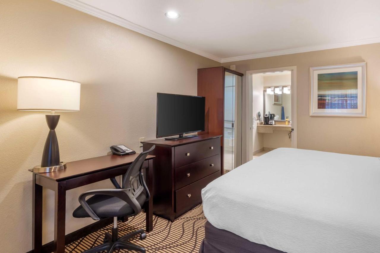 Queen Room with Bathtub - Disability Access at Best Western Plus Orchid Hotel & Suites