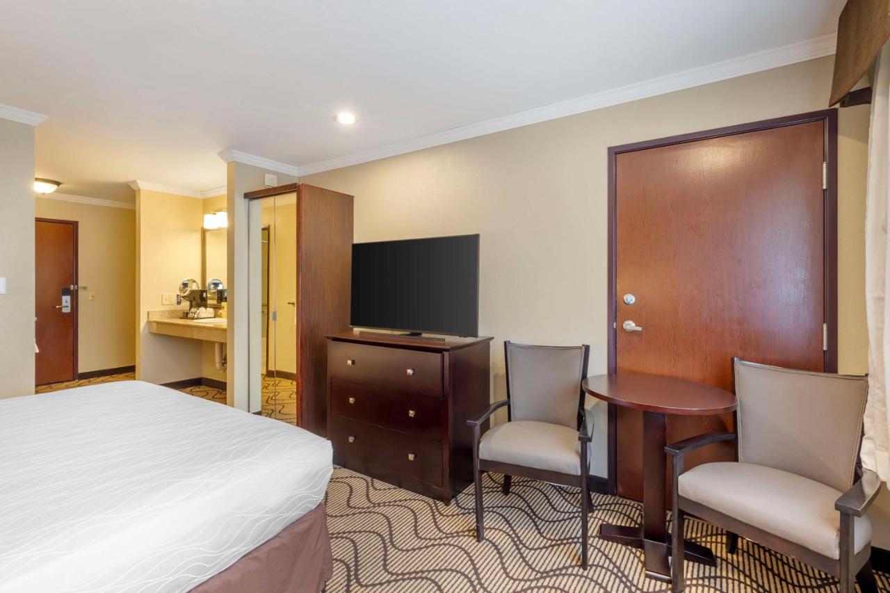 King Room with Bath Tub - Disability Access Room/Non-Smoking at Best Western Plus Orchid Hotel & Suites