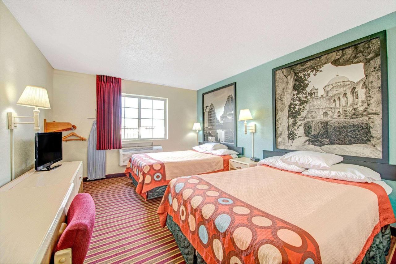 | Super 8 by Wyndham San Antonio/Fiesta
