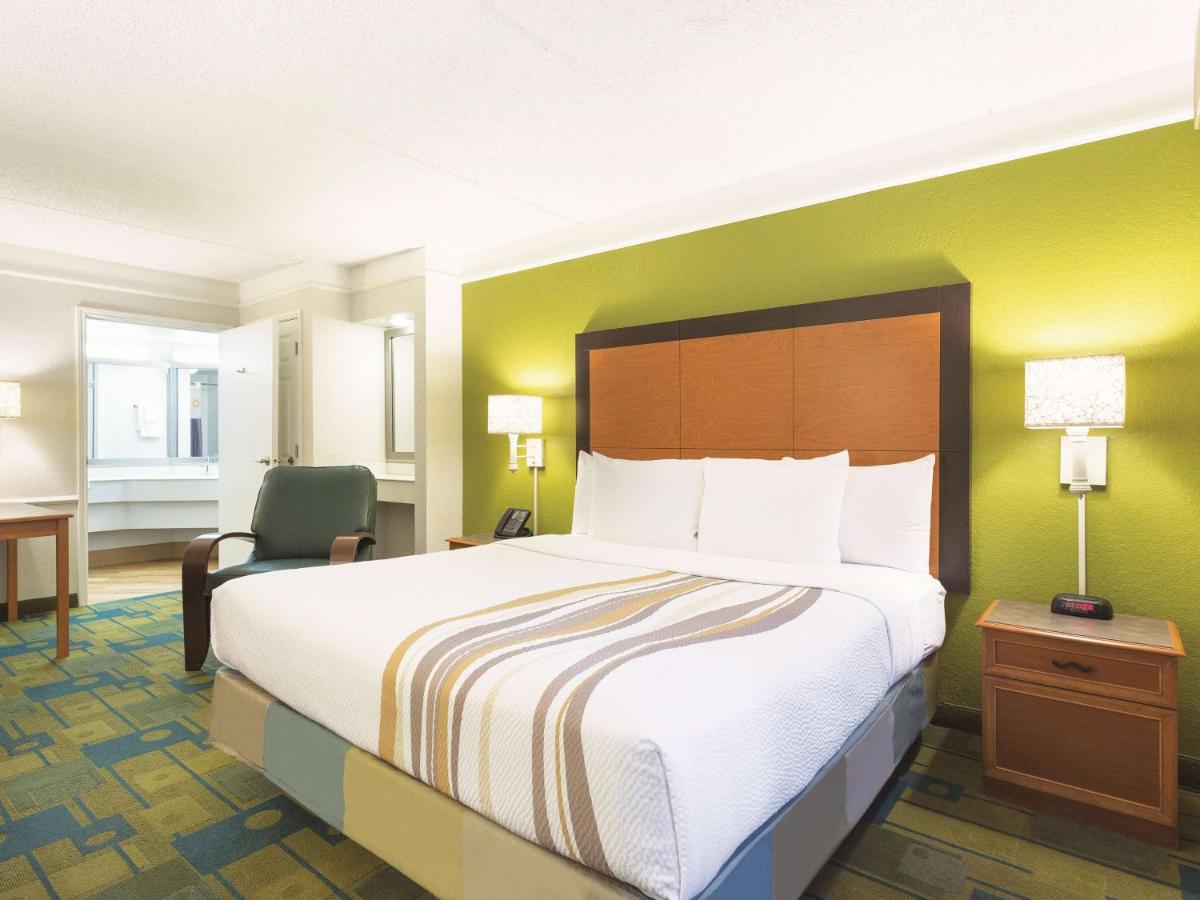 Deluxe King Room at La Quinta Inn by Wyndham San Diego Chula Vista