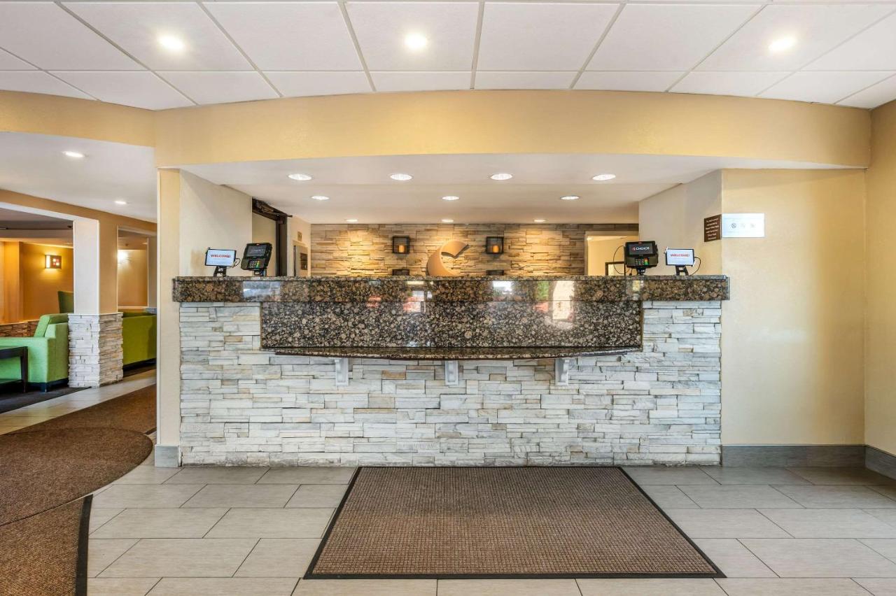 | Comfort Inn and Suites East Hartford