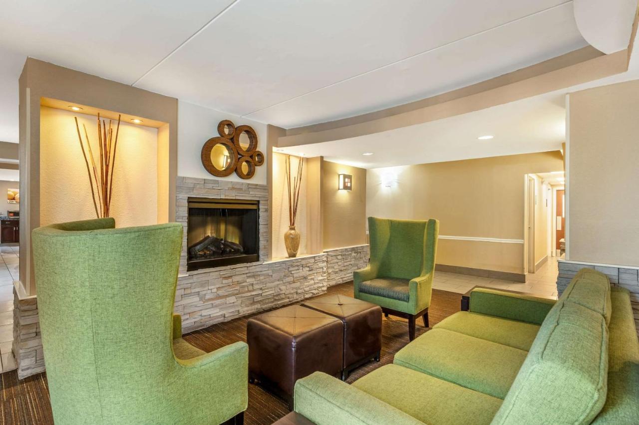 | Comfort Inn and Suites East Hartford