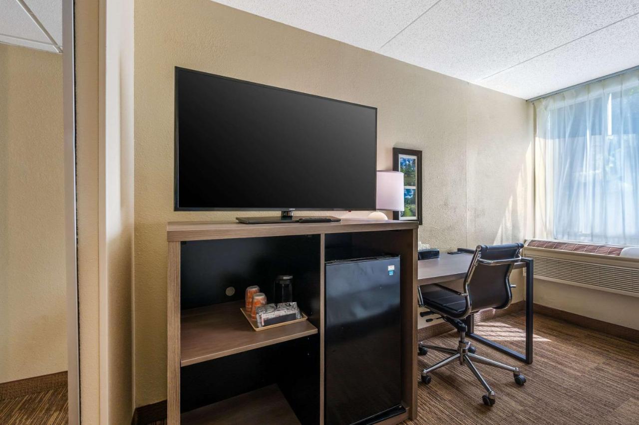 King Room - Accessible/Non-Smoking at Comfort Inn & Suites East Hartford - Hartford