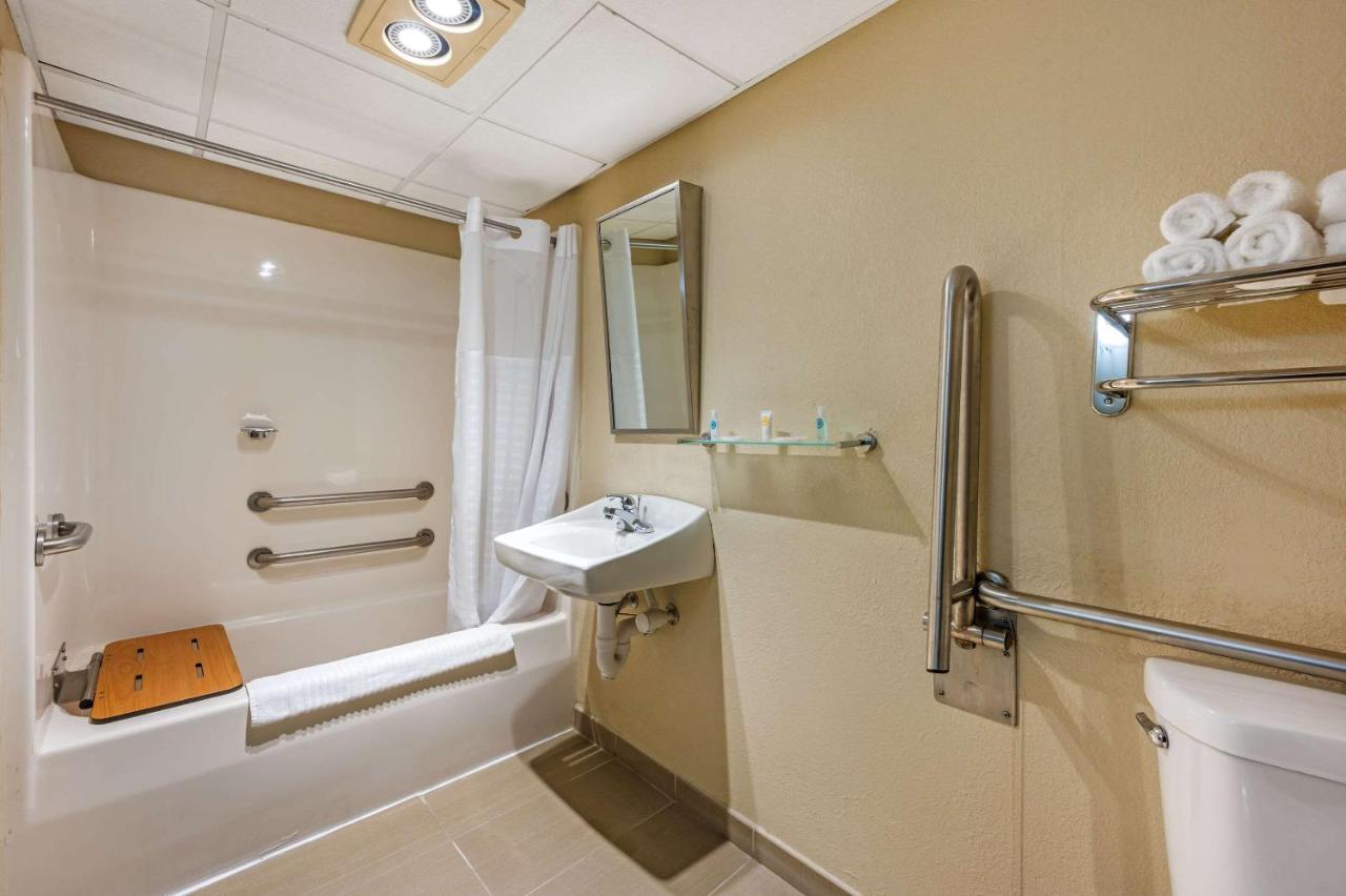| Comfort Inn and Suites East Hartford