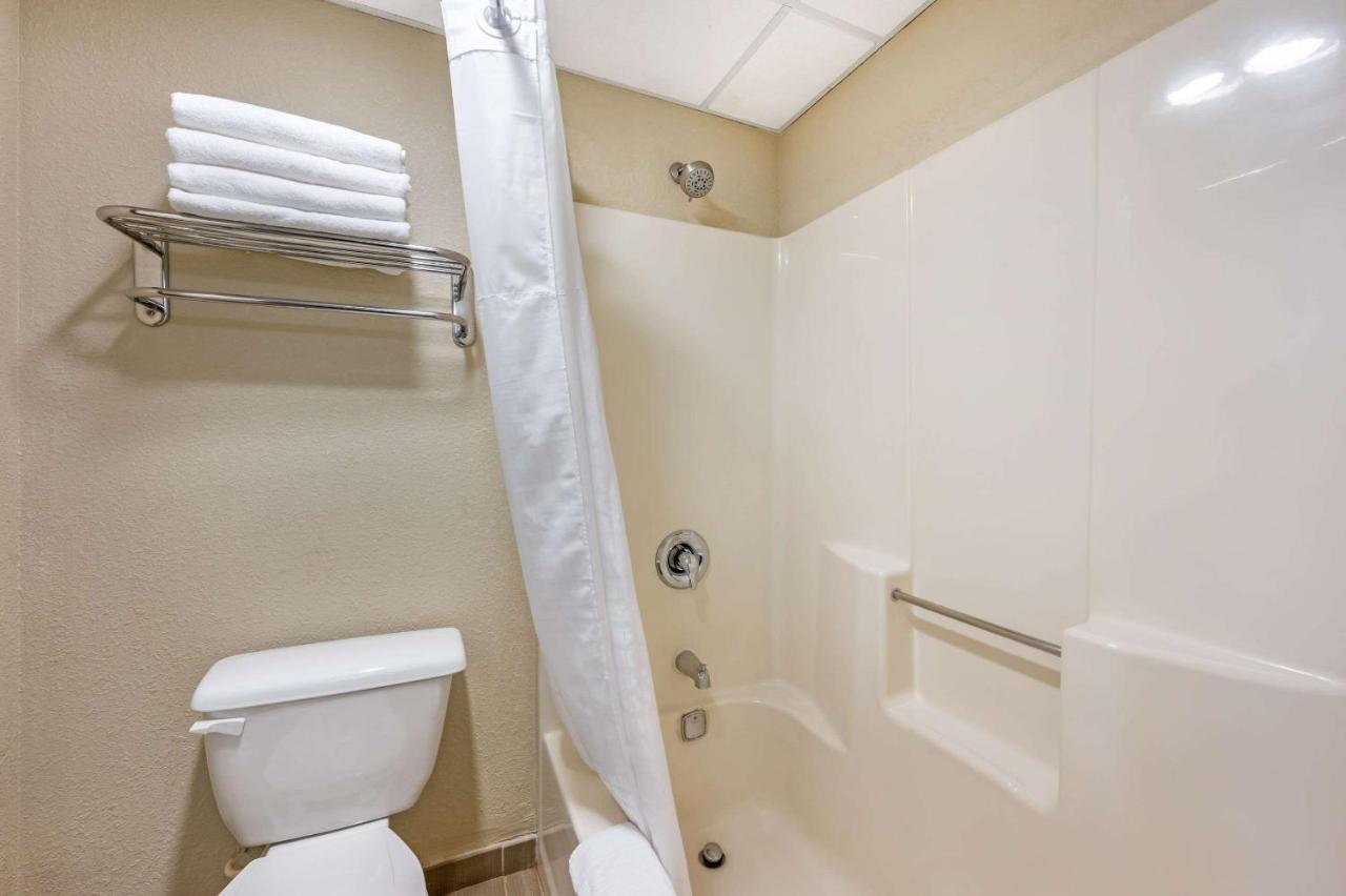 | Comfort Inn and Suites East Hartford